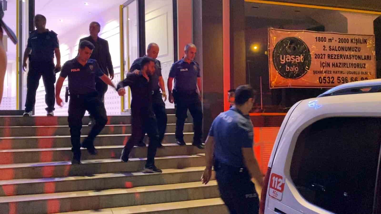 Düğünde çalınan şarkıyı beğenmeyen iki grup arası bıçaklı kavga: 3 yaralı
