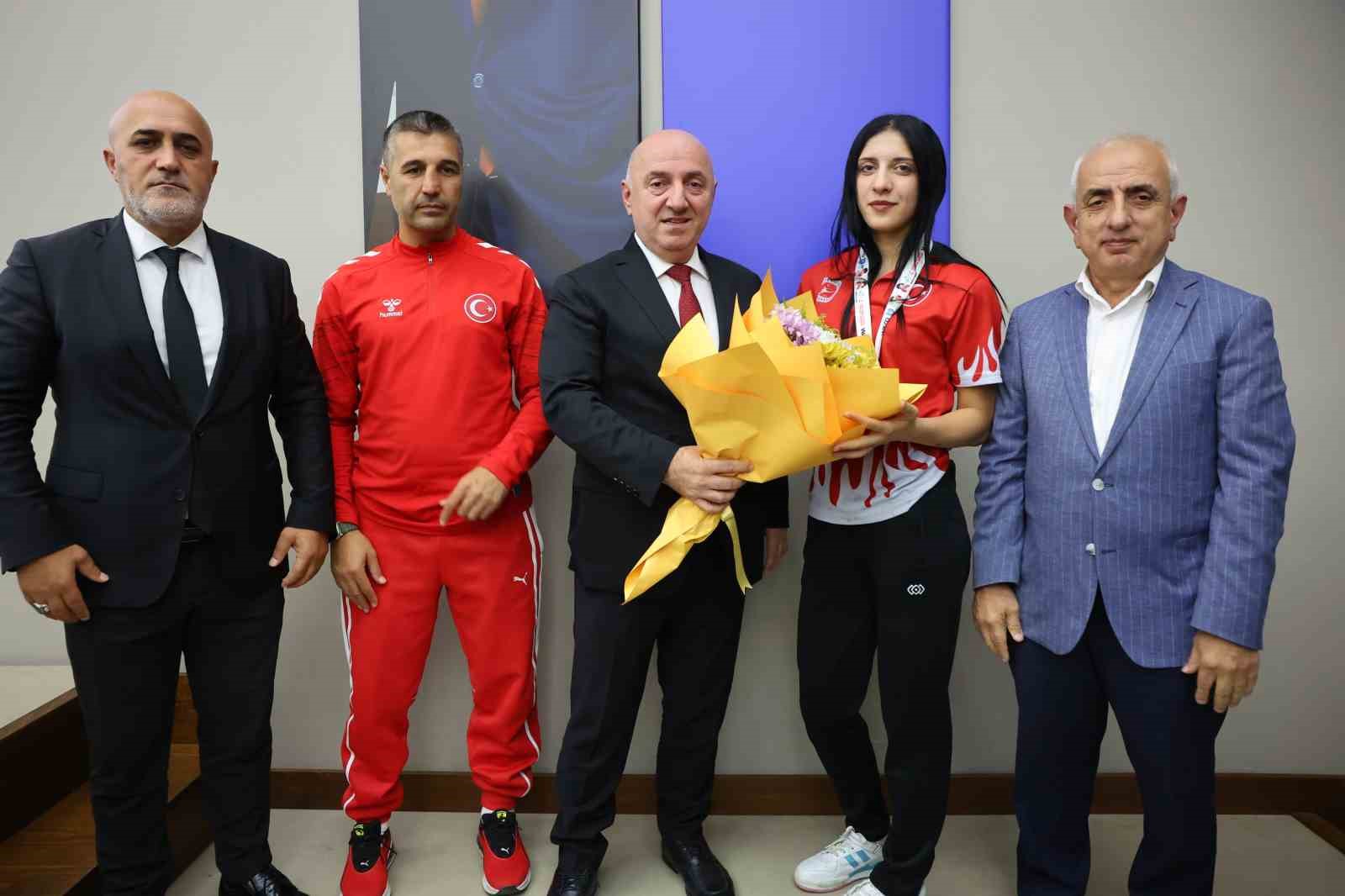 Dünya Gençler Kick Boks Şampiyonu Ezel Nur Karalar’a altın ödülü
