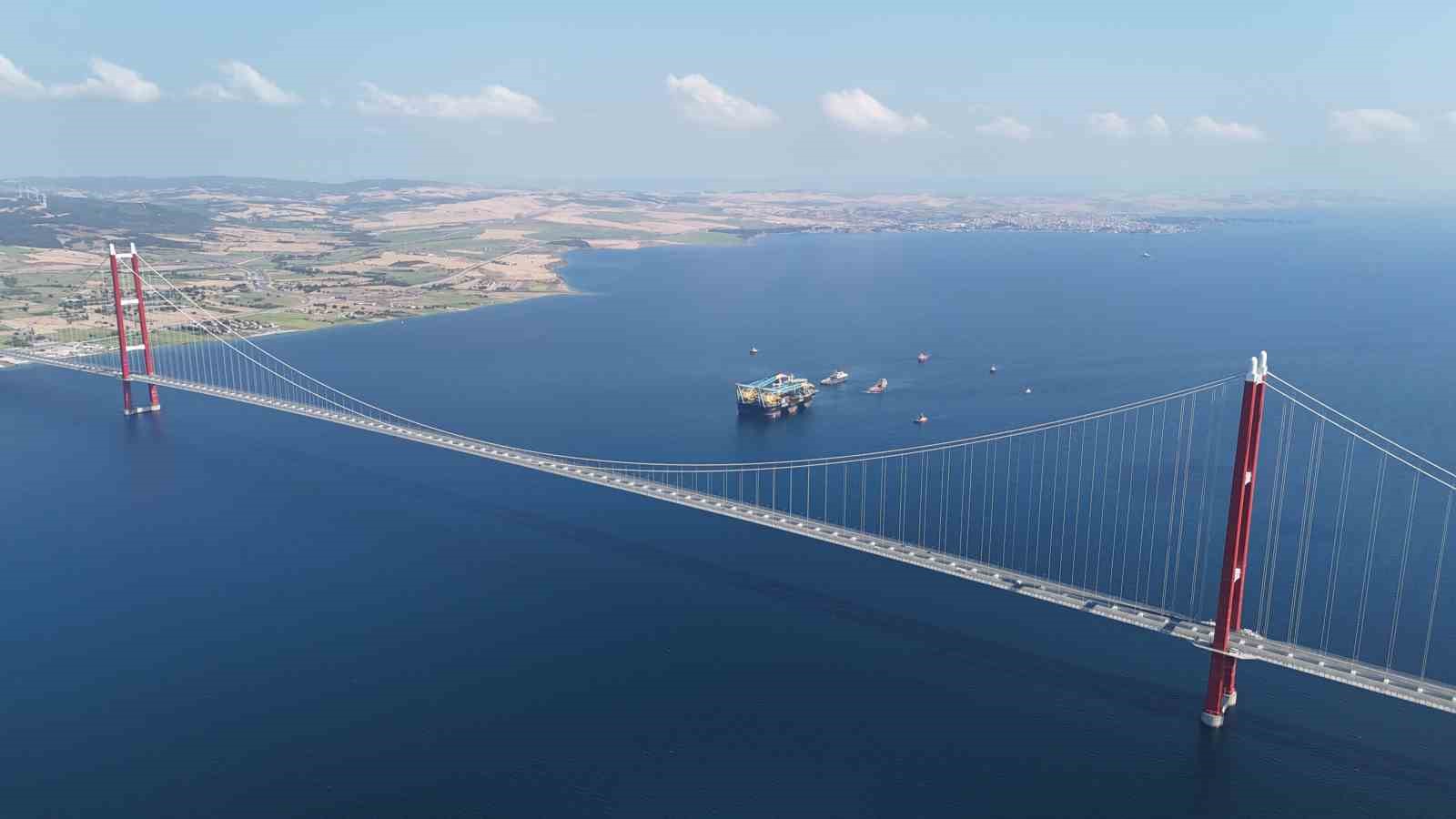 Dünyanın en büyük üçüncü yarı batık vinç ve boru döşeme gemisi 1915 Çanakkale Köprüsü altından geçti
