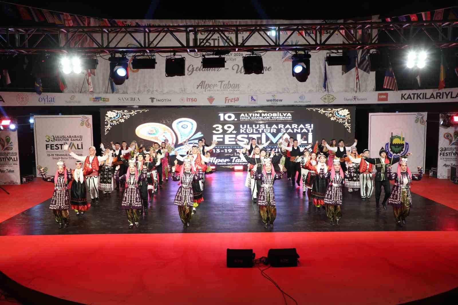 Dünyanın renklerini İnegöl’de buluşturan festival başladı
