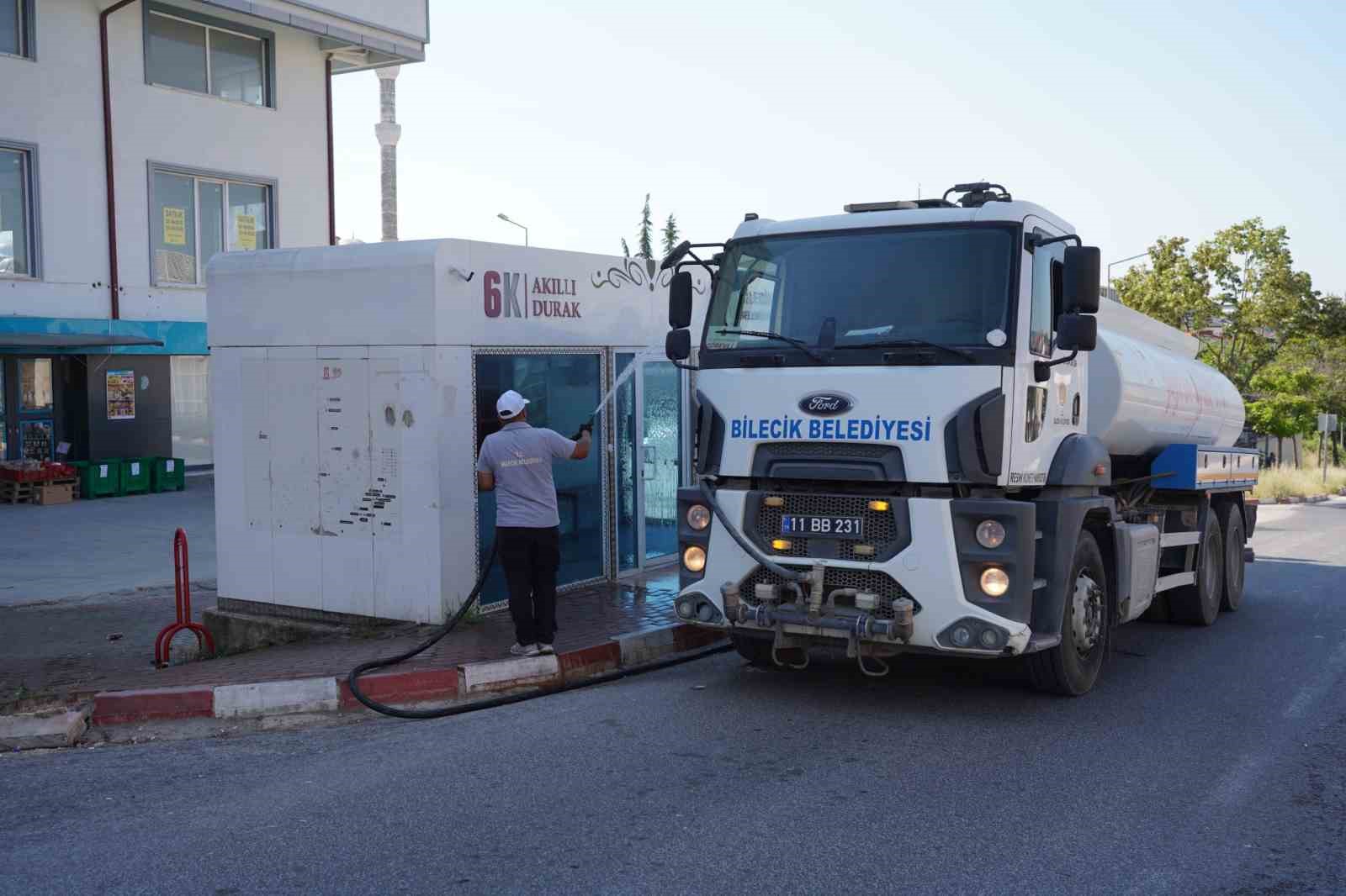 Duraklarda temizlik ve yıkama çalışması yapıldı

