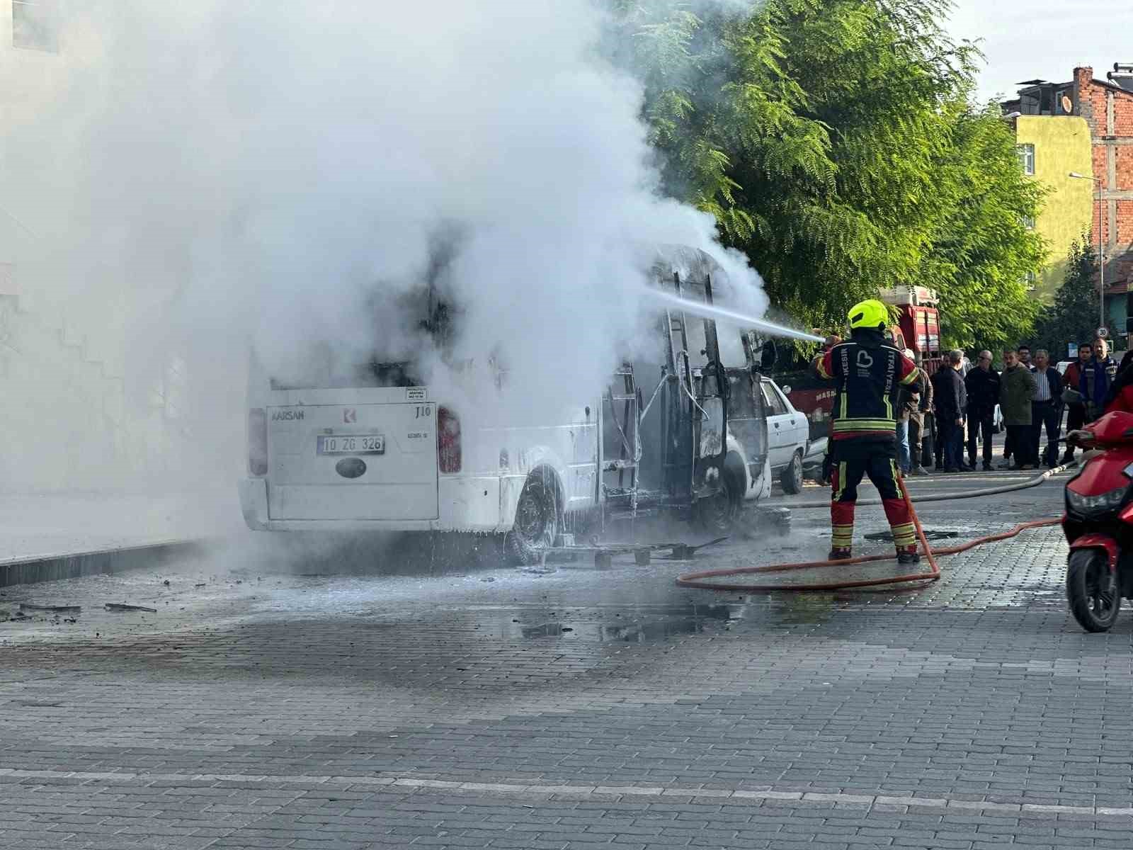 Dursunbey’de ticari araç yandı
