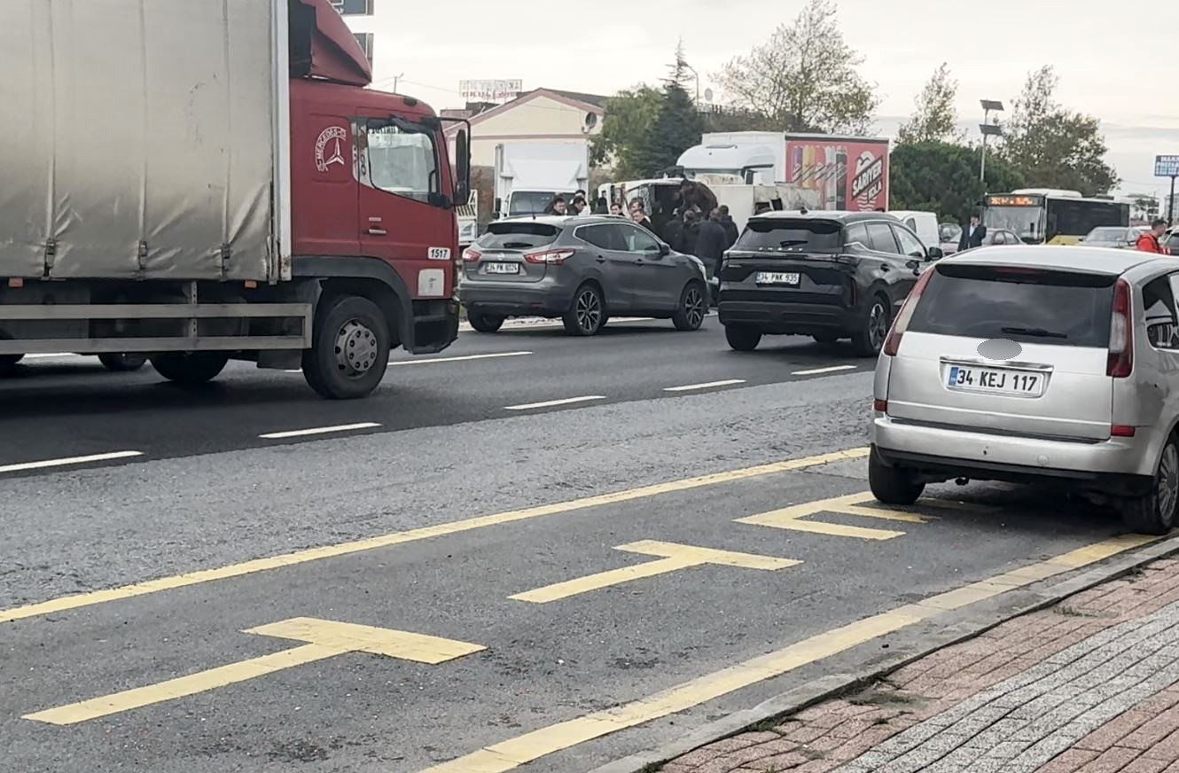 E-5 Karayolunda bariyerlere çarpan kamyon yan attı
