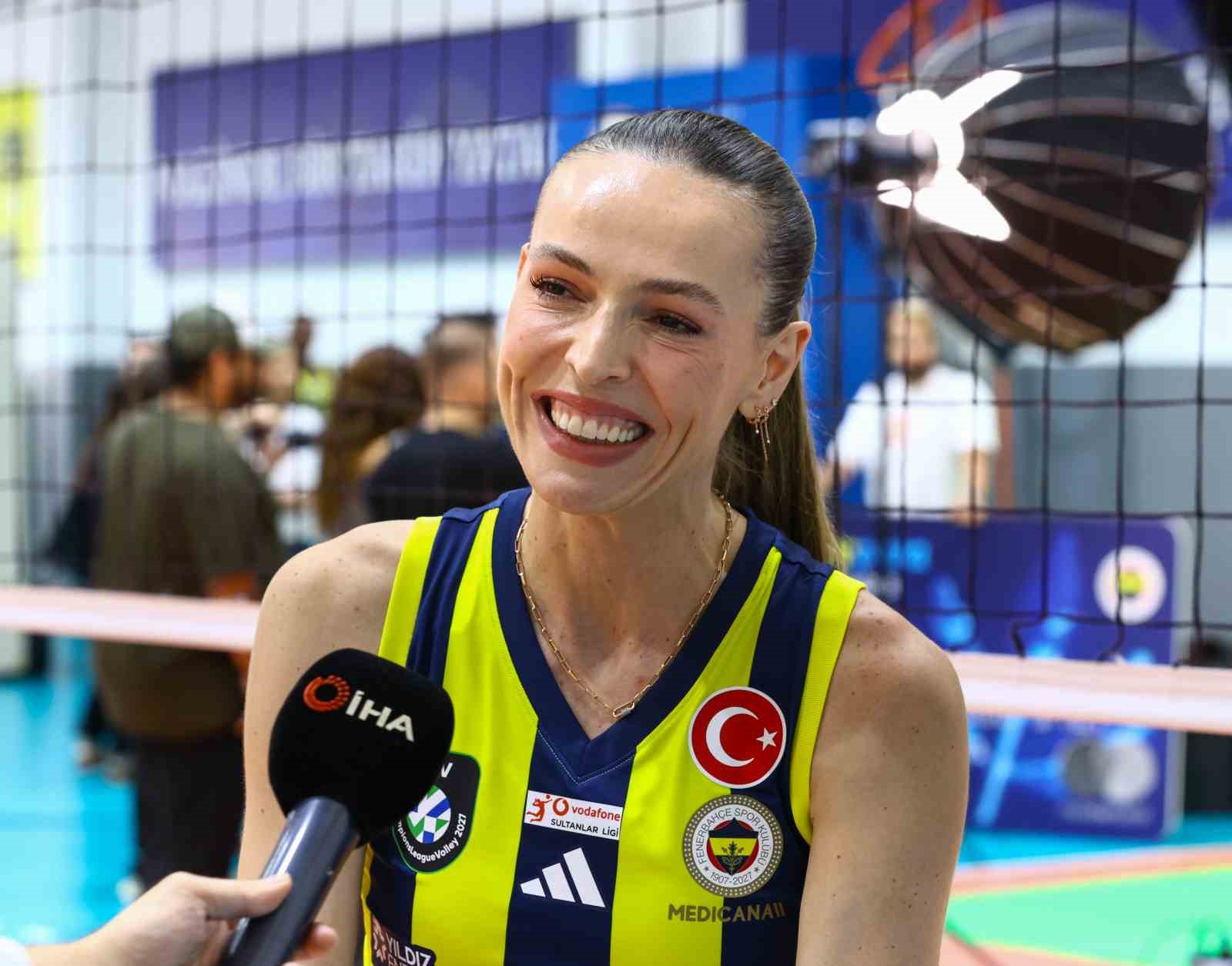 Eda Erdem: "Kadın voleybolu olarak Türk halkının gönlünde bir yerimizin olduğunun farkındayız"
