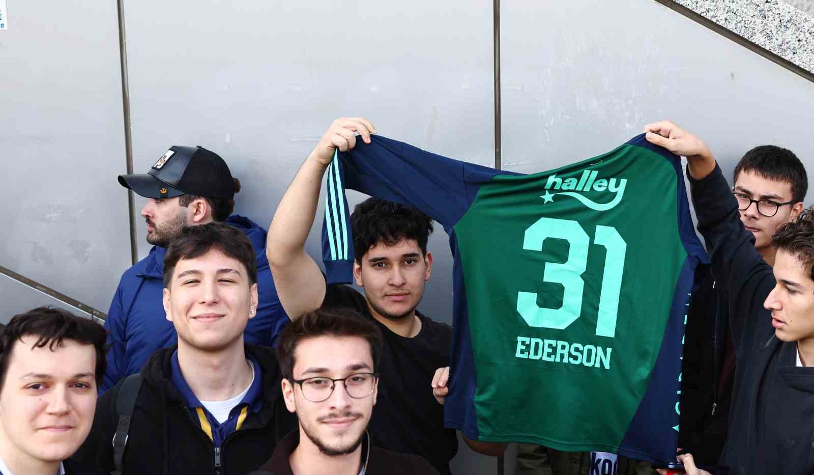 Ederson, imza gününde sarı-lacivertli taraftarla buluştu
