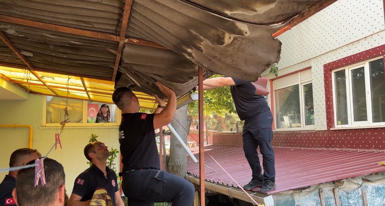 Edirne’de çatıya çıkan şahıs ekiplerin müdahalesiyle kurtarıldı
