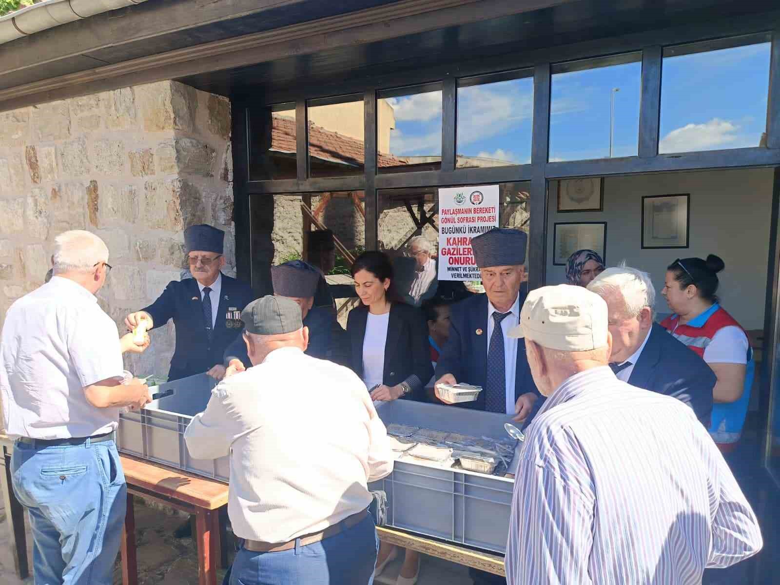 Edirne’de gazilere vefa, vatandaşlara ikram
