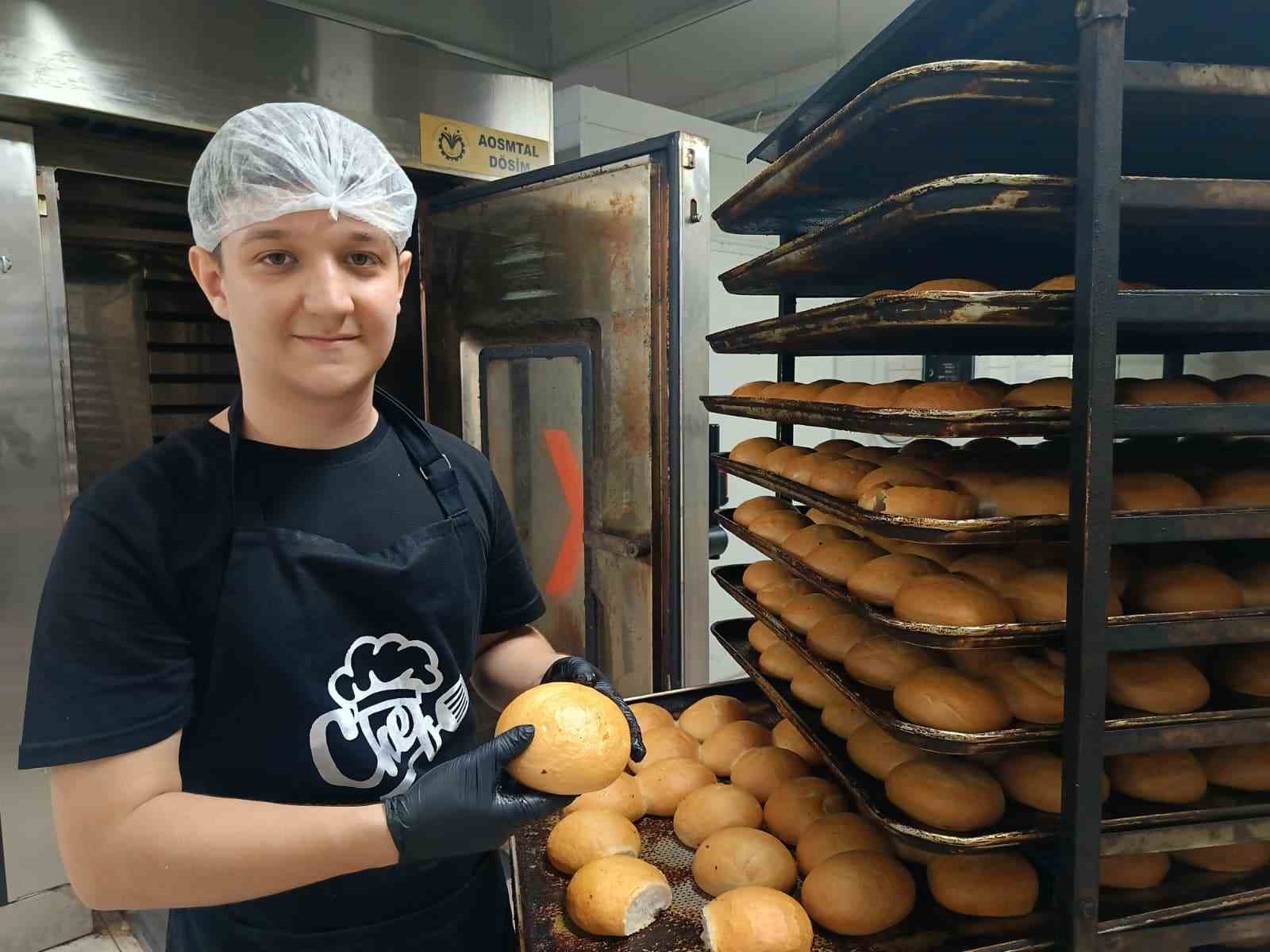 Edirne’de geleceğin fırın ustaları yetişiyor: Liseliler hem üretiyor hem de kazanıyorlar
