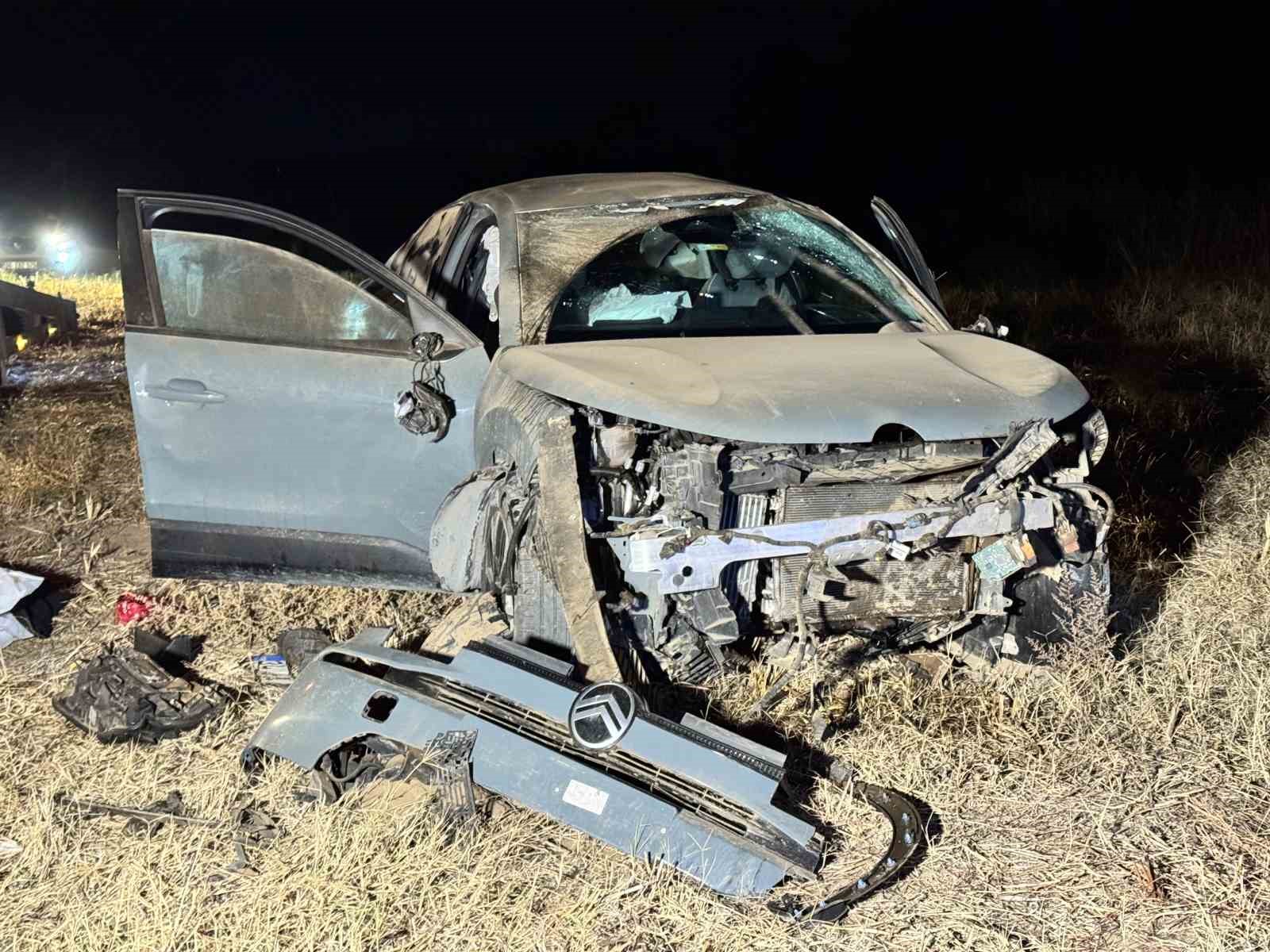 Edirne’de göçmenleri taşıyan otomobil tarlaya devrildi: 10 yaralı
