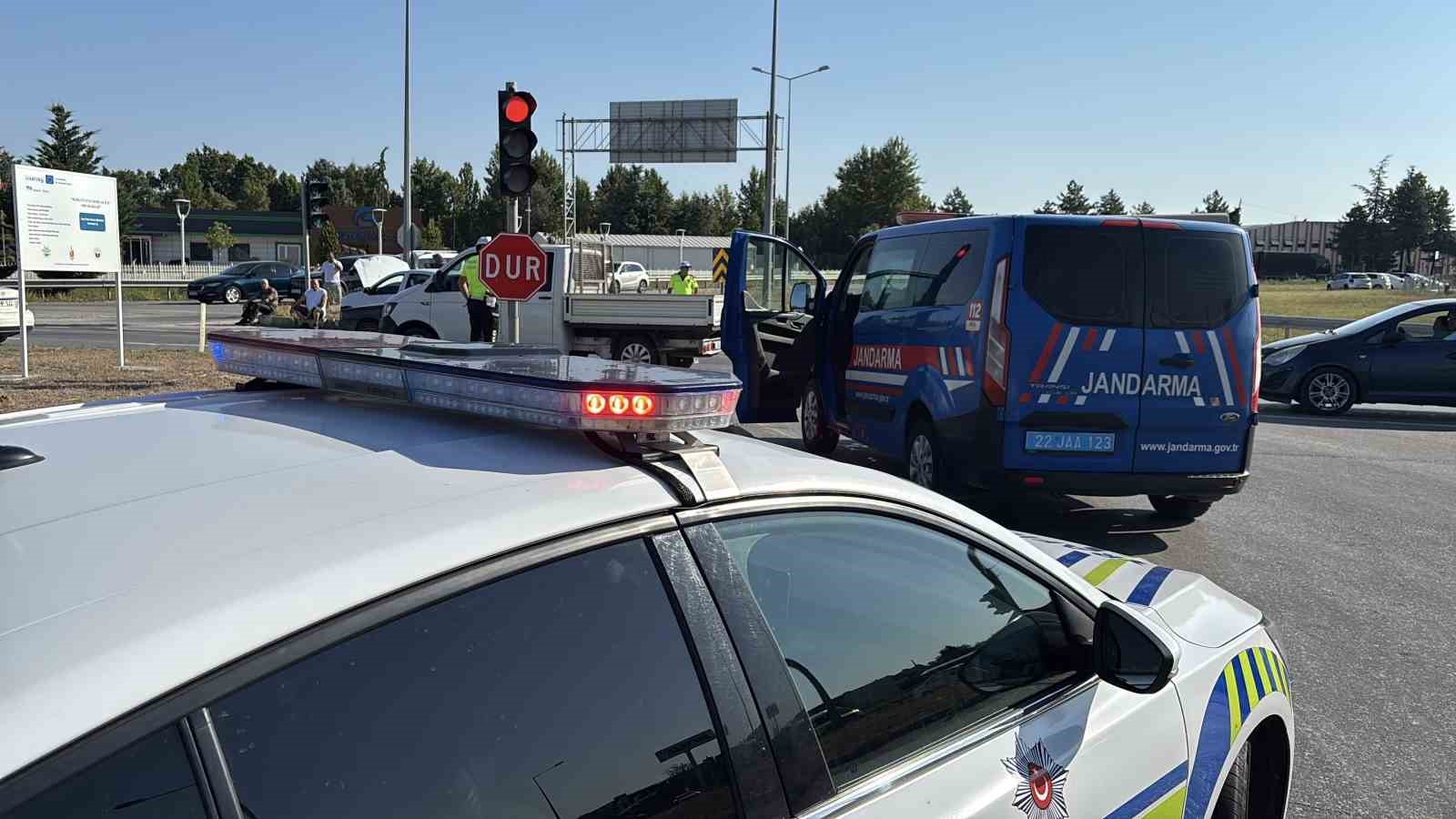 Edirne’de iki otomobil kavşakta çarpıştı: 2 yaralı
