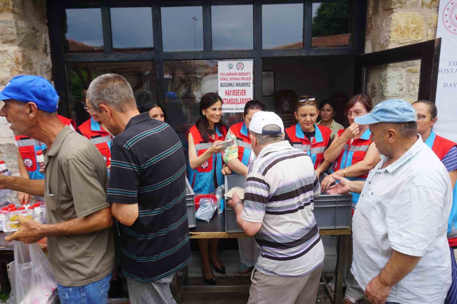 Edirne’de kurulan gönül sofrasında dayanışma örneği

