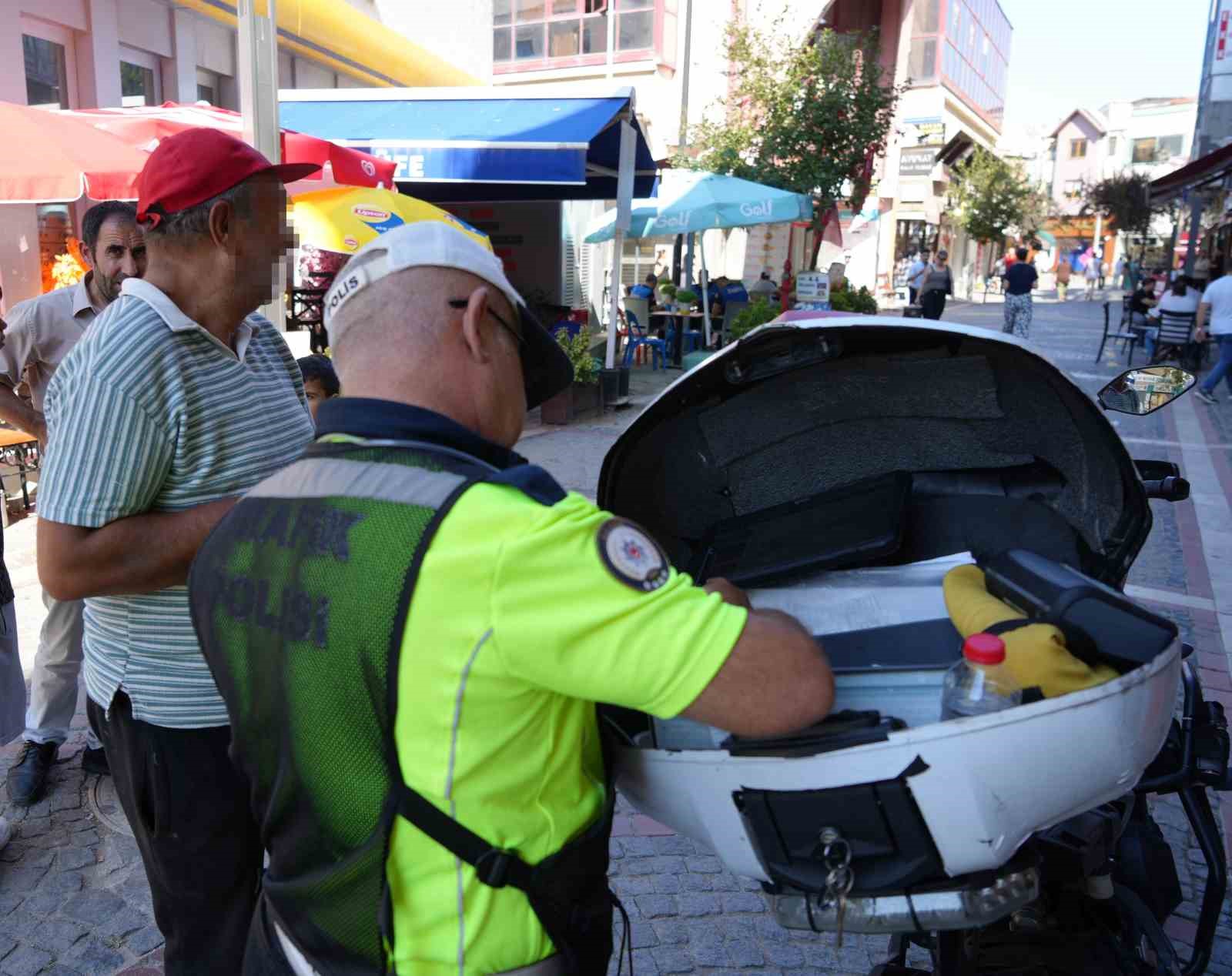 Edirne’de motosiklet denetimi: Yayaların alanına giren sürücülere ceza
