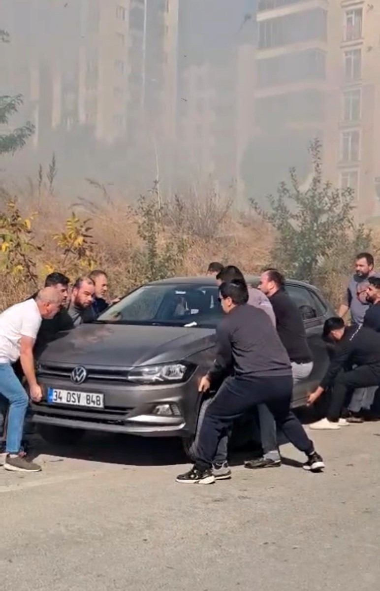 Edirne’de otluk alan yangınına vatandaşlar ve itfaiye ekipleri seferber oldu
