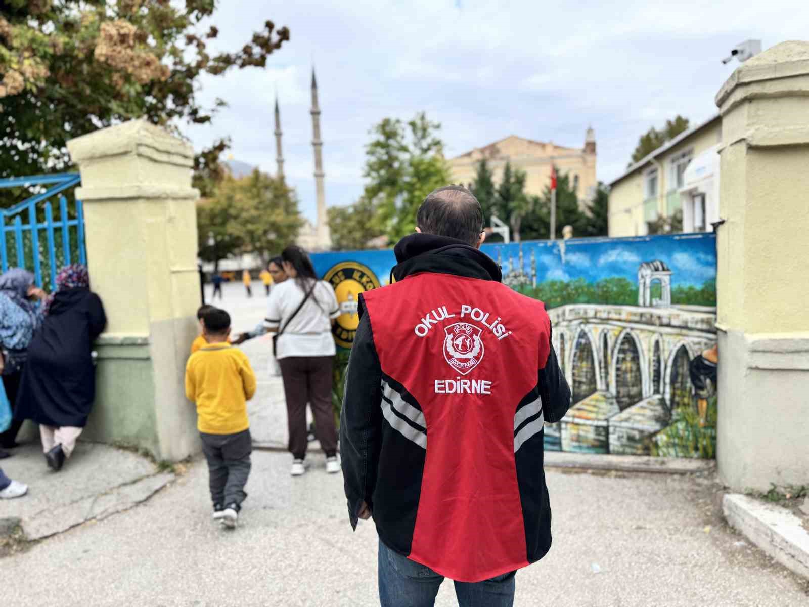 Edirne’de polis ekipleri okul çevrelerinde kuş uçurtmuyor
