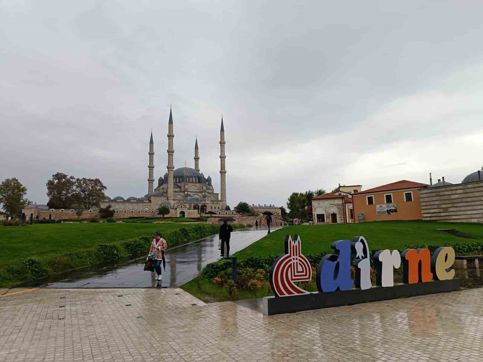 Edirne’de serin ve yağışlı hava etkisini gösterdi
