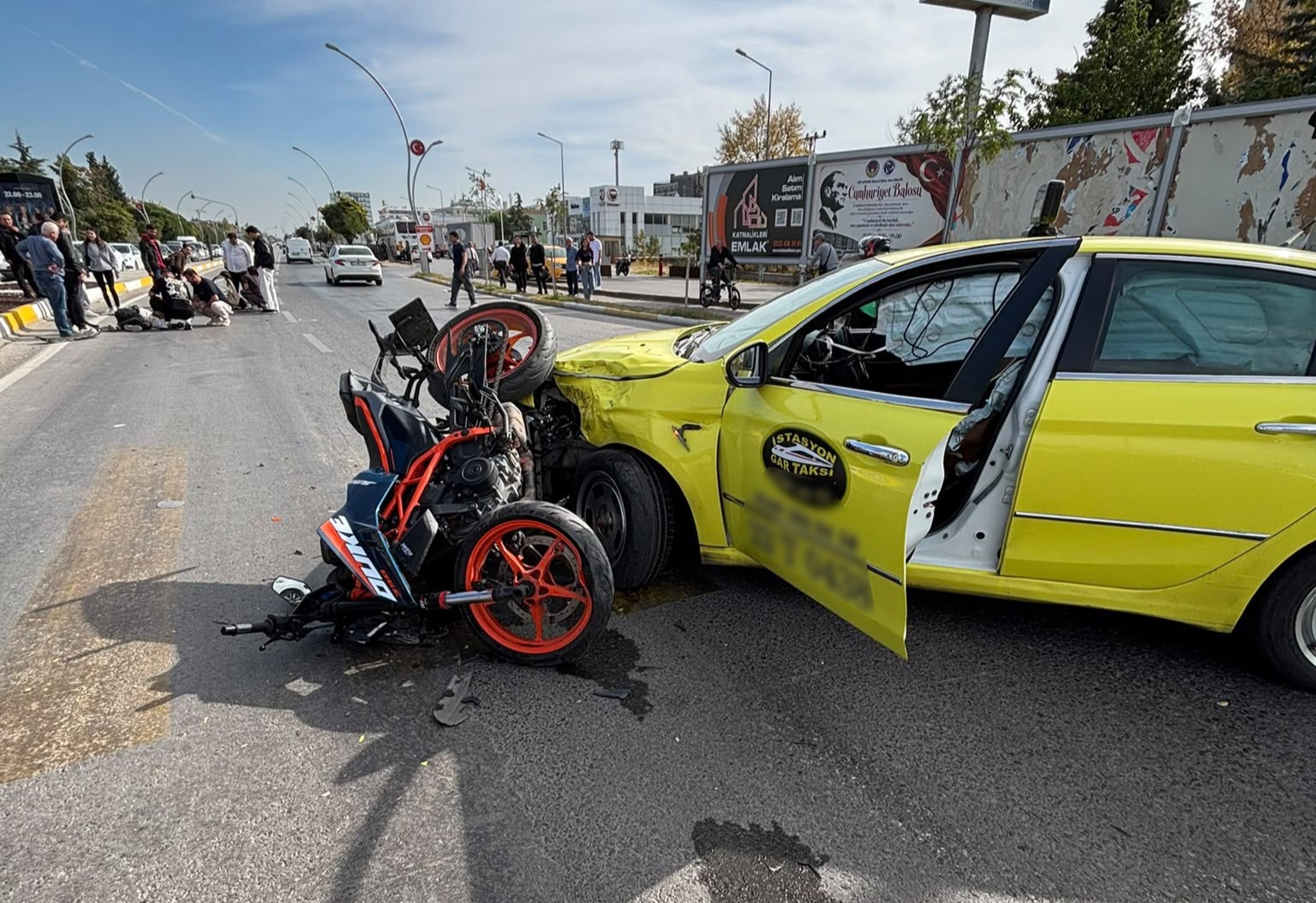 Edirne’de taksi ile motosiklet çarpıştı: 2 yaralı
