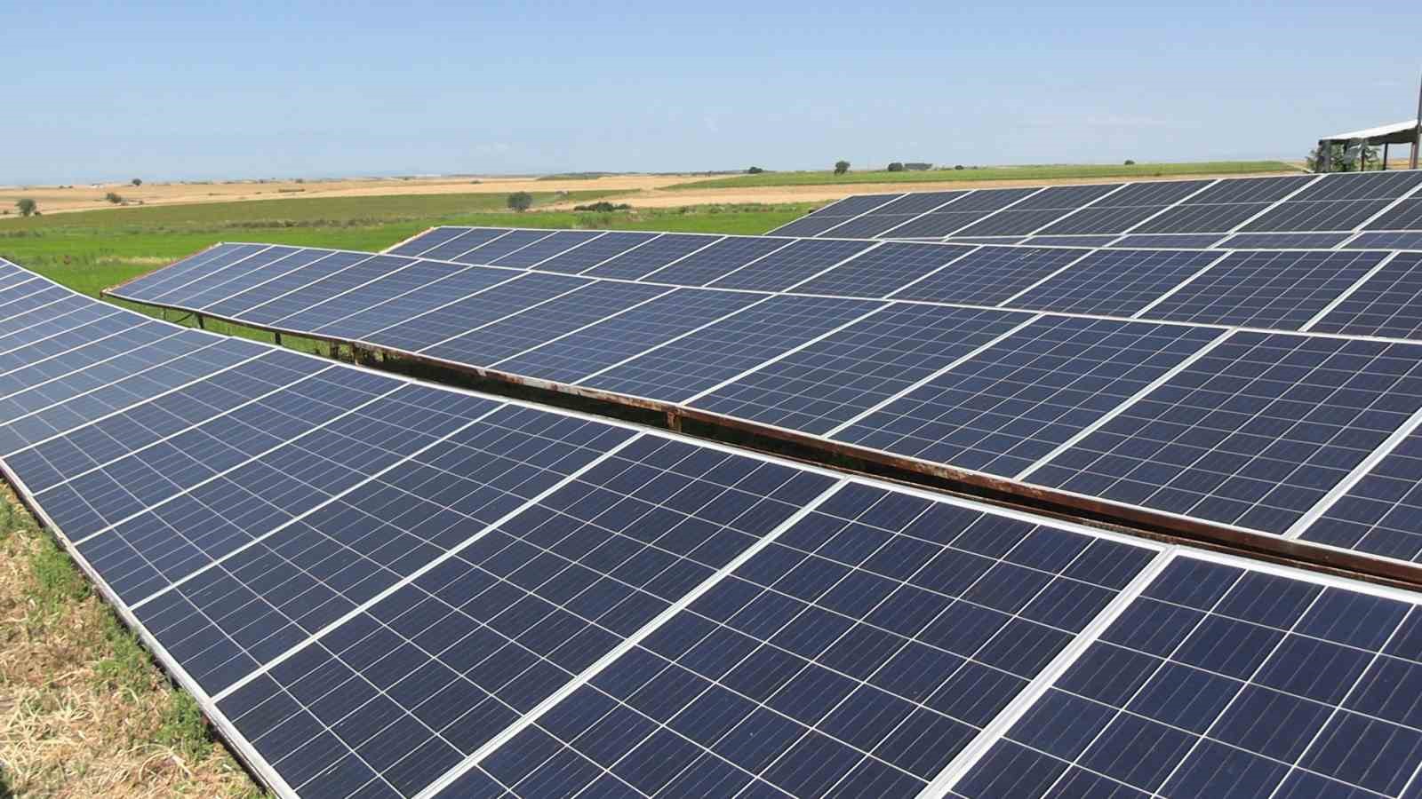 Edirne’de üreticiler tarlasını dronla ilaçlıyor, güneş enerjisiyle suluyor
