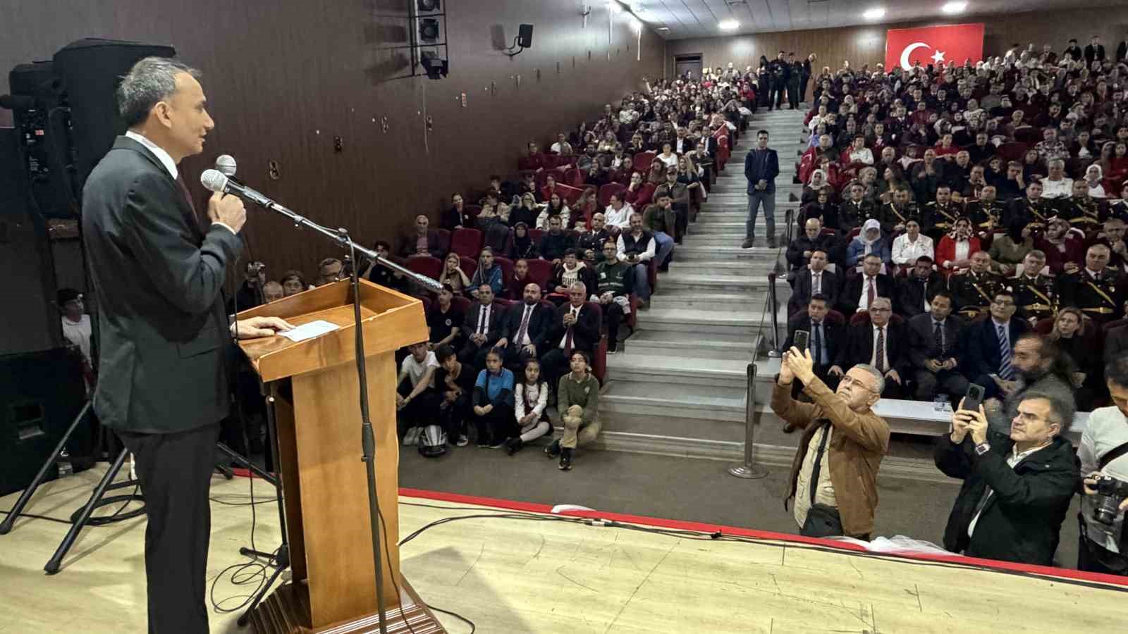 Edremit’te Cumhuriyet’in 103. yılı kutlandı
