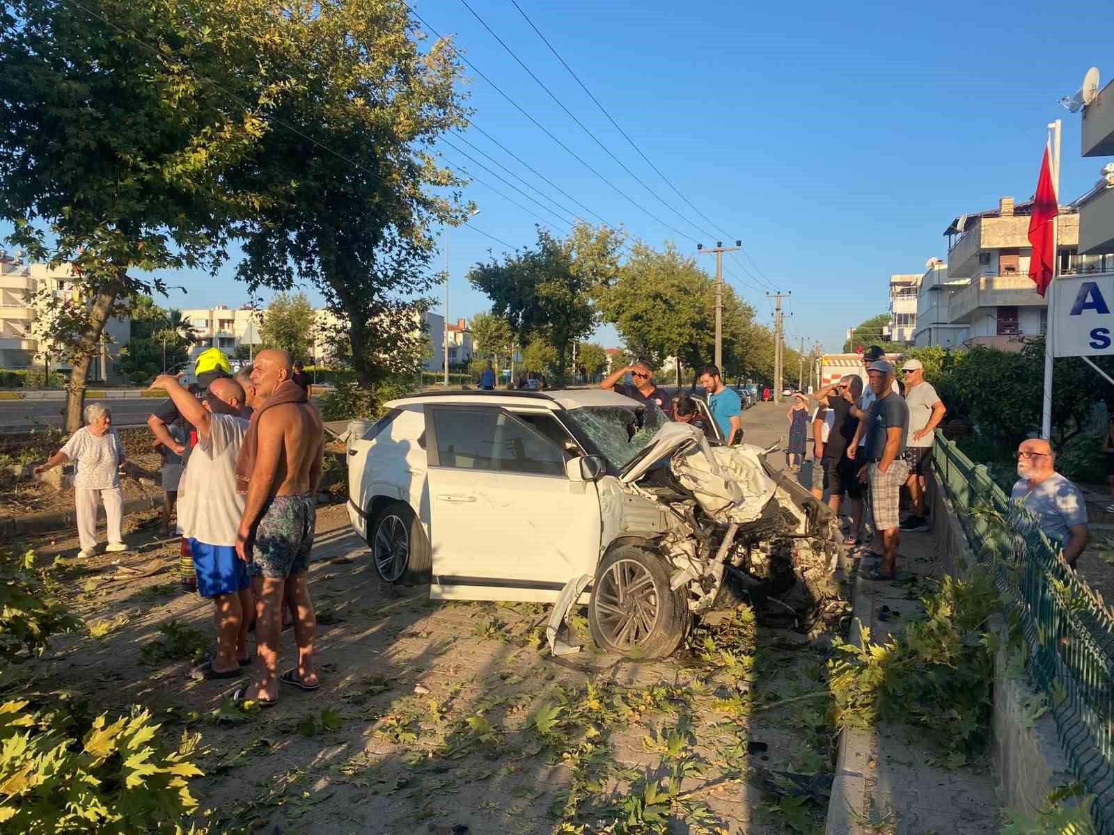 Edremit’te otomobil ağaca çarptı
