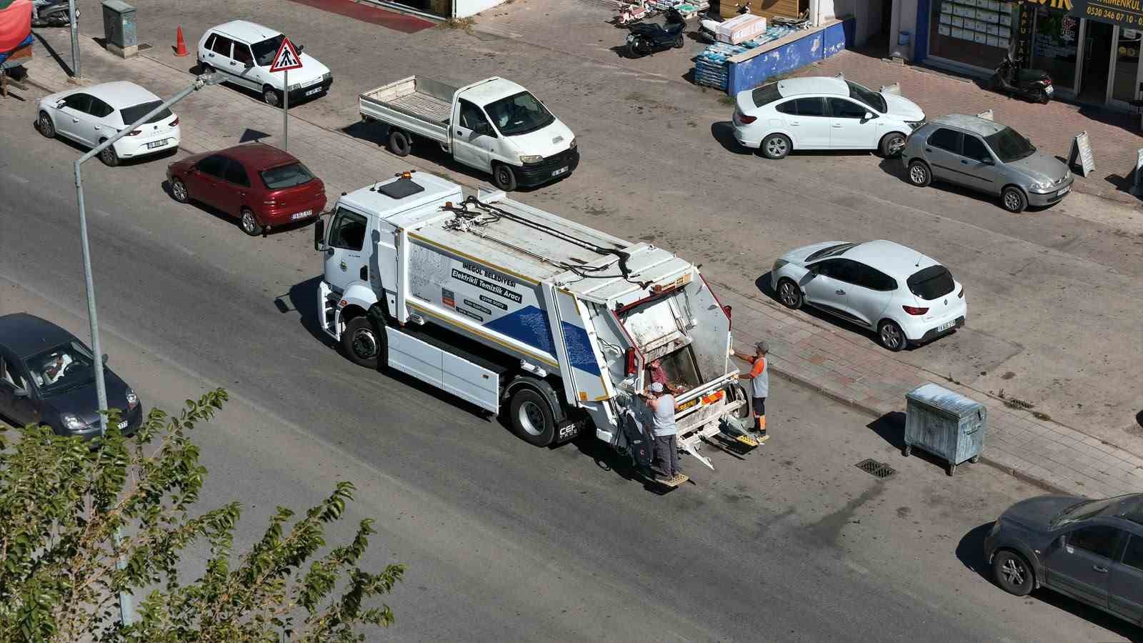 Elektrikli çöp kamyonu İnegöl sokaklarında test edildi
