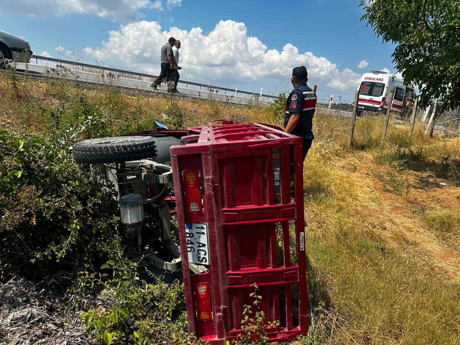 Elektrikli motosiklet kontrolden çıkarak devrildi, sürücüsü yaralandı
