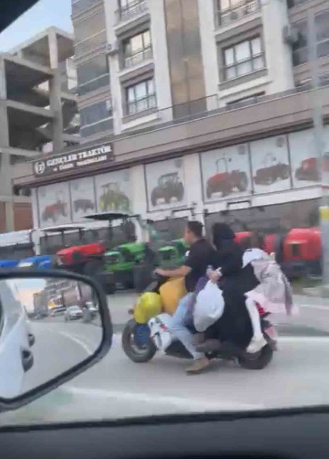 Elektrikli scooter üzerindeki tehlikeli yolculuk
