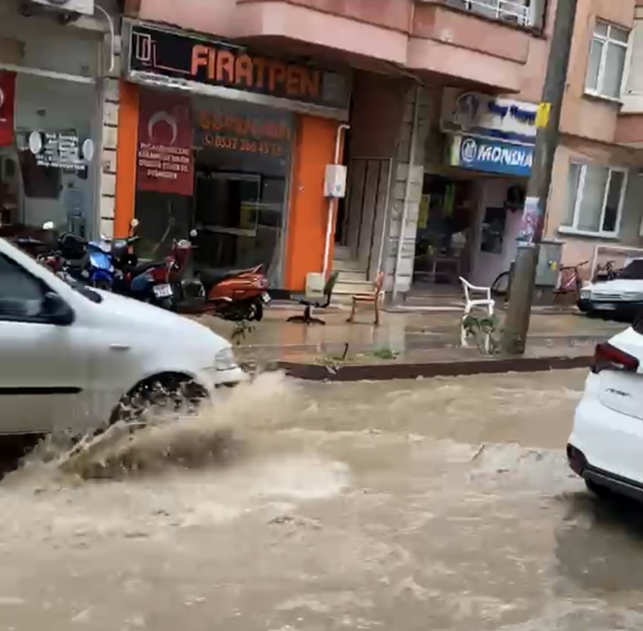 Erdek’te sağanak yağış sonrası Hükümet Caddesi göle döndü
