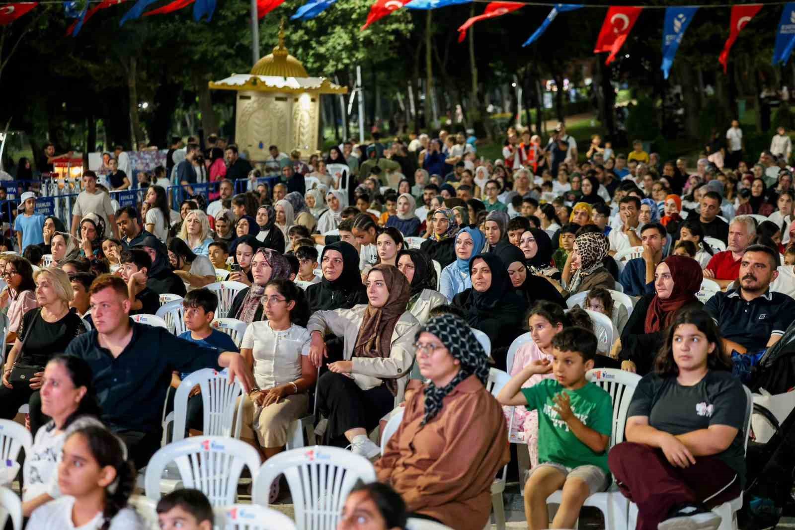 Esenler Belediyesi vatandaşları yazlık sinemada buluşturuyor
