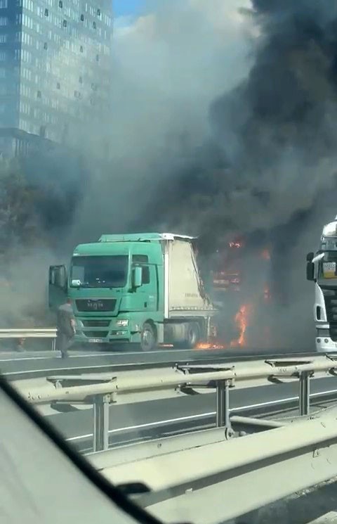 Esenyurt TEM Otoyolunda tır bilinmeyen bir nedenle alev alev yanmaya başladı. Olay yerine itfaiye ekipleri sevk edildi.
