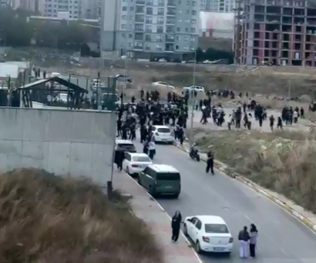 Esenyurt’ta bir lisede öğrenciler arasında henüz belirlenemeyen bir nedenle kavga çıktı. Olay yerine polis ve sağlık ekipleri sevk edildi.
