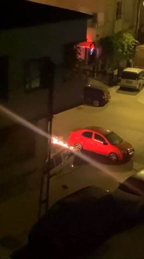 Esenyurt’ta haraç vermeyince oto galeriyi kundakladılar
