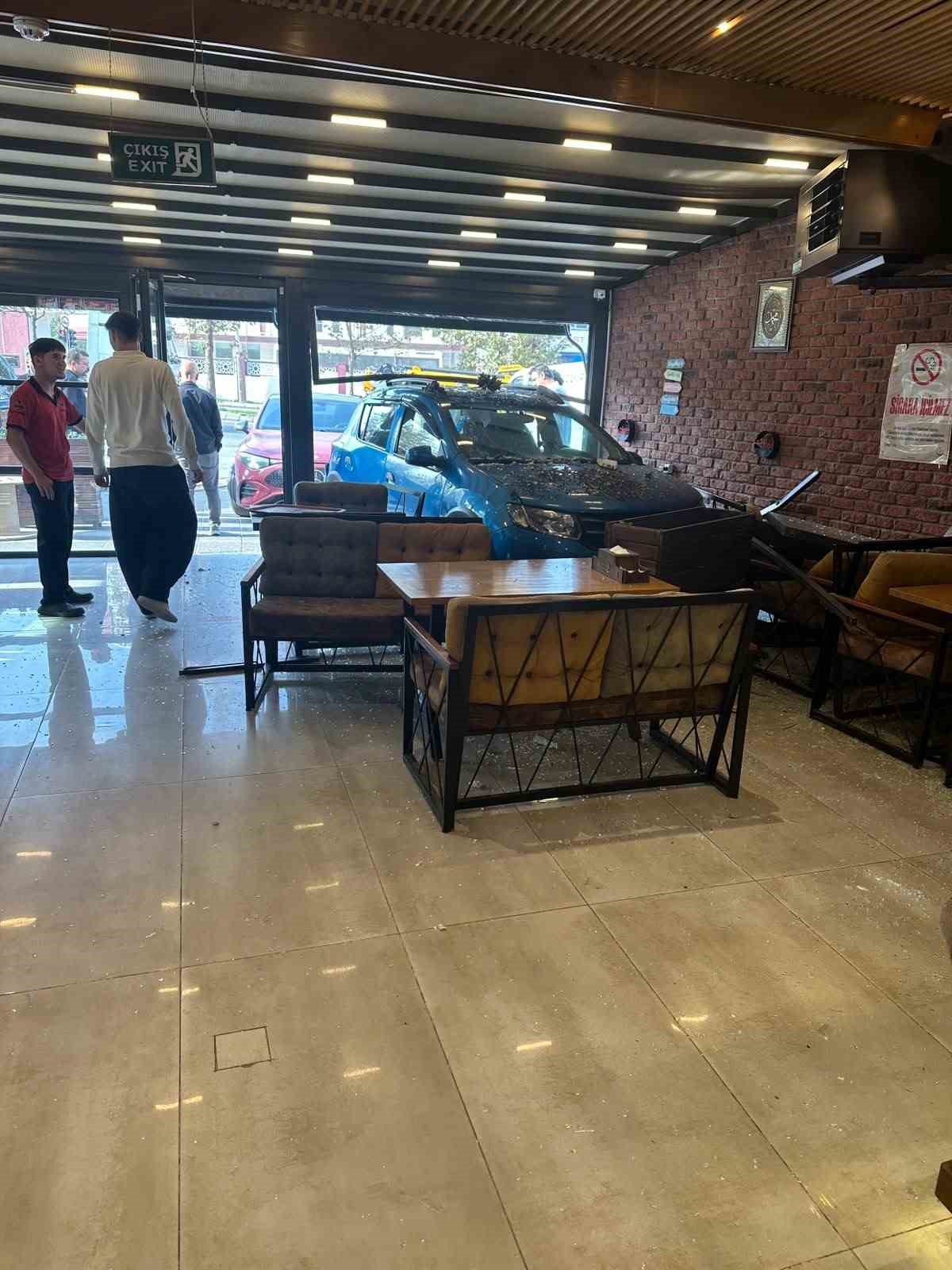 Esenyurt’ta kadın sürücünün çarptığı park halindeki otomobil börekçiye daldı

