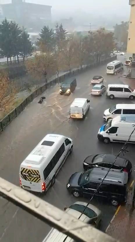 Esenyurt’ta suya kapılan kadın böyle sürüklendi
