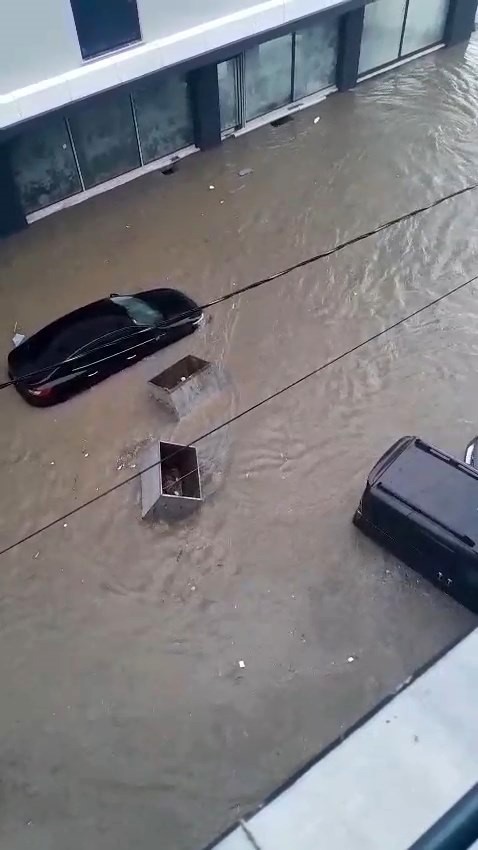 Esenyurt’ta yolları ve evleri su bastı vatandaşlar zor anlar yaşadı

