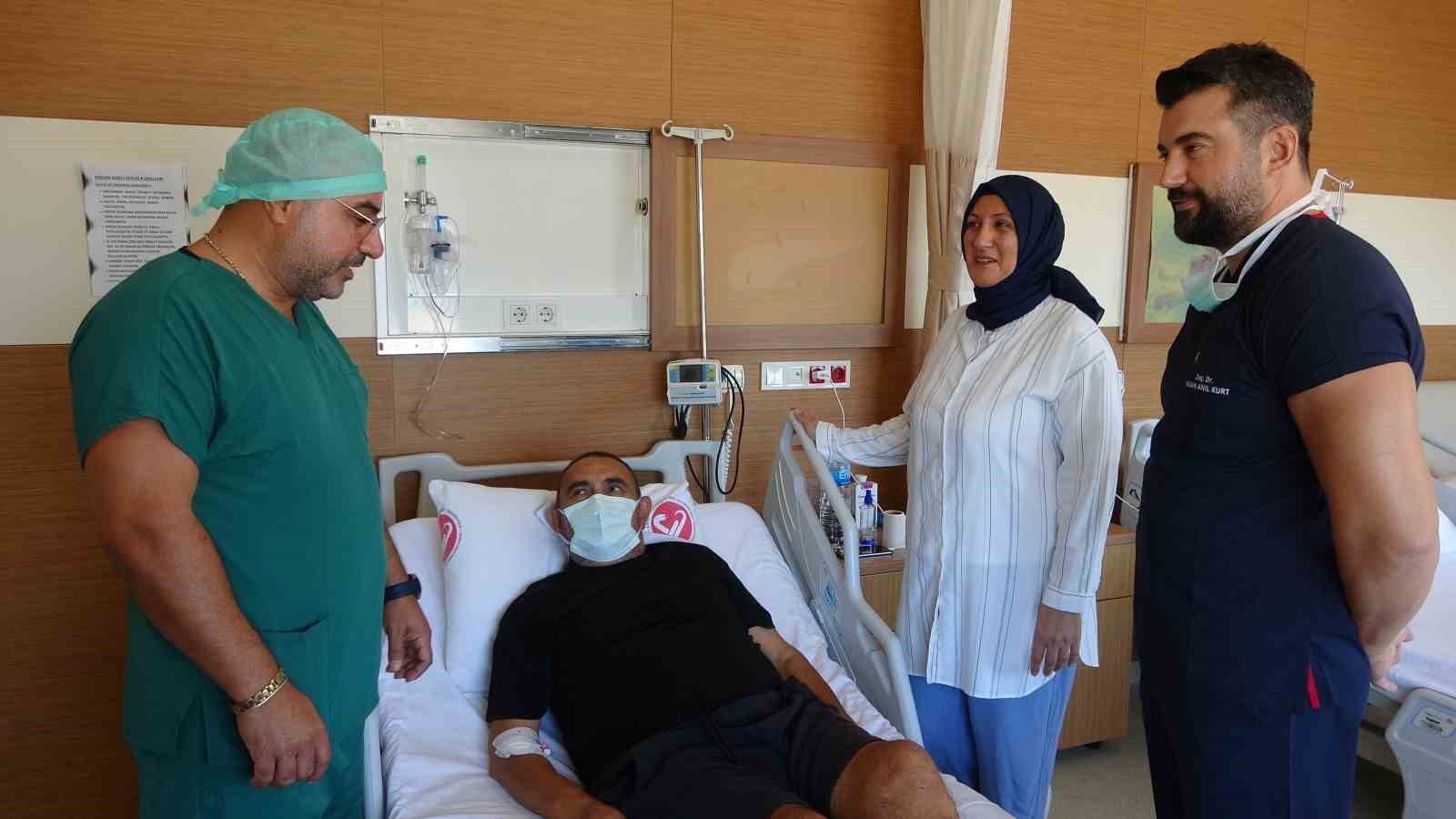 Eşine böbreğini verdikten sonra refakatçisi oldu
