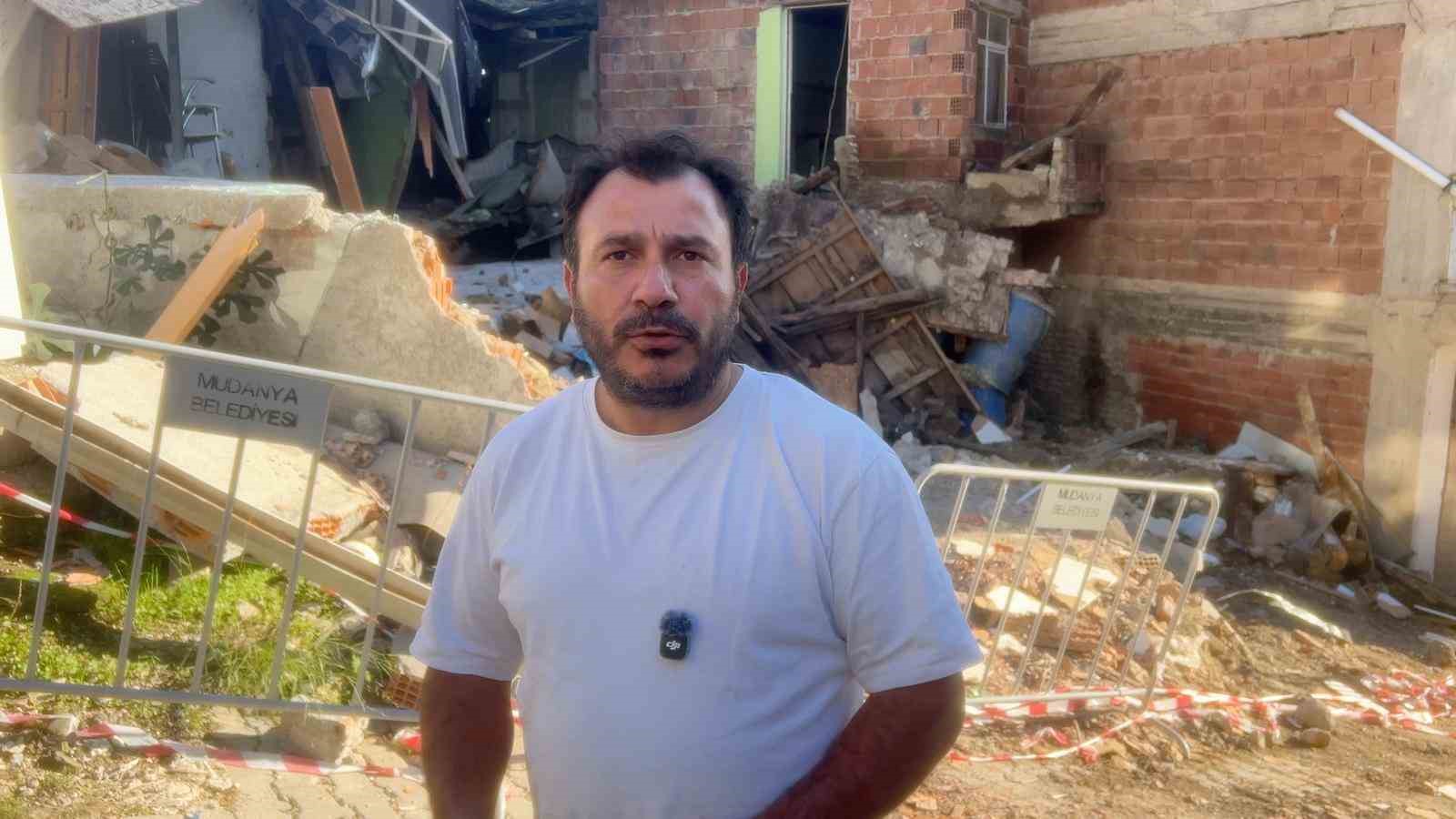 Evi yıkıldı, malzemeleri çöpe gitti
