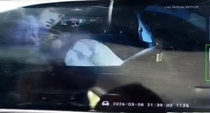 Eyüpsultan’da darp edilen taksici gasp edildi, hastanelik oldu: O anlar kamerada
