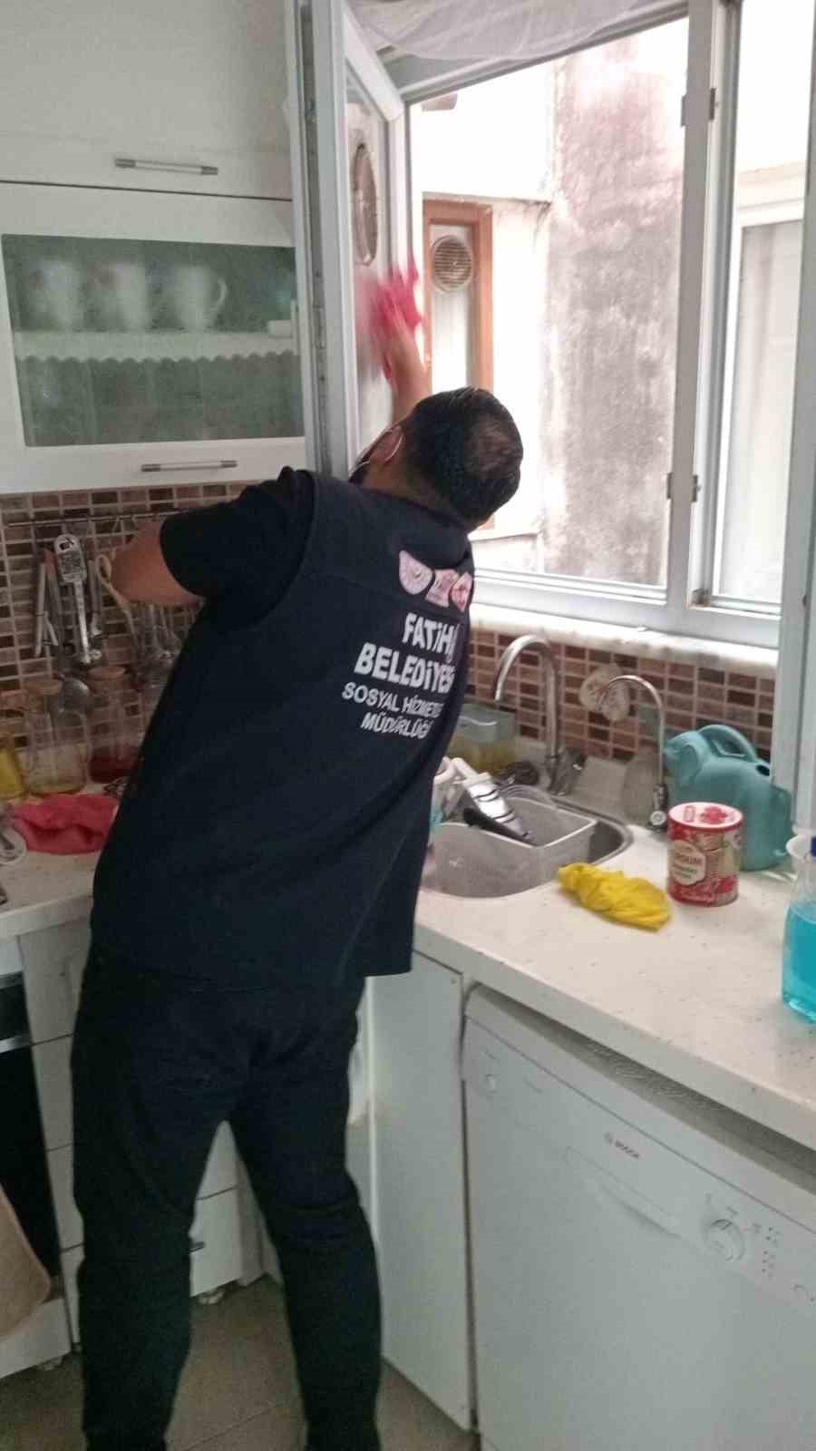 Fatih’te yaşlılara evde temizlik ve kişisel bakım desteği
