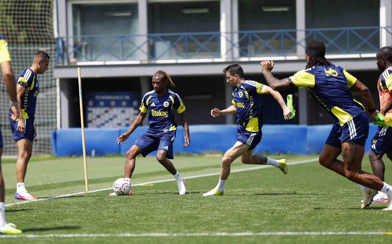 Fenerbahçe, Olympique Lyon maçı hazırlıklarına ara vermeden başladı
