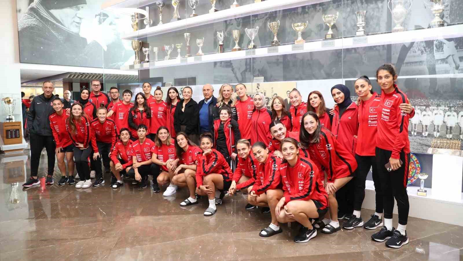Fethi Demircan ve Didem Karagenç, A Milli Kadın Takım kampını ziyaret etti
