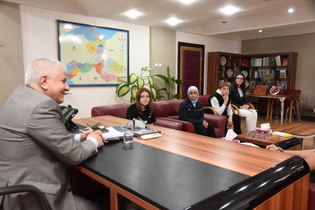 Filistinli öğrencilerden İl Millî Eğitim müdürüne ziyaret
