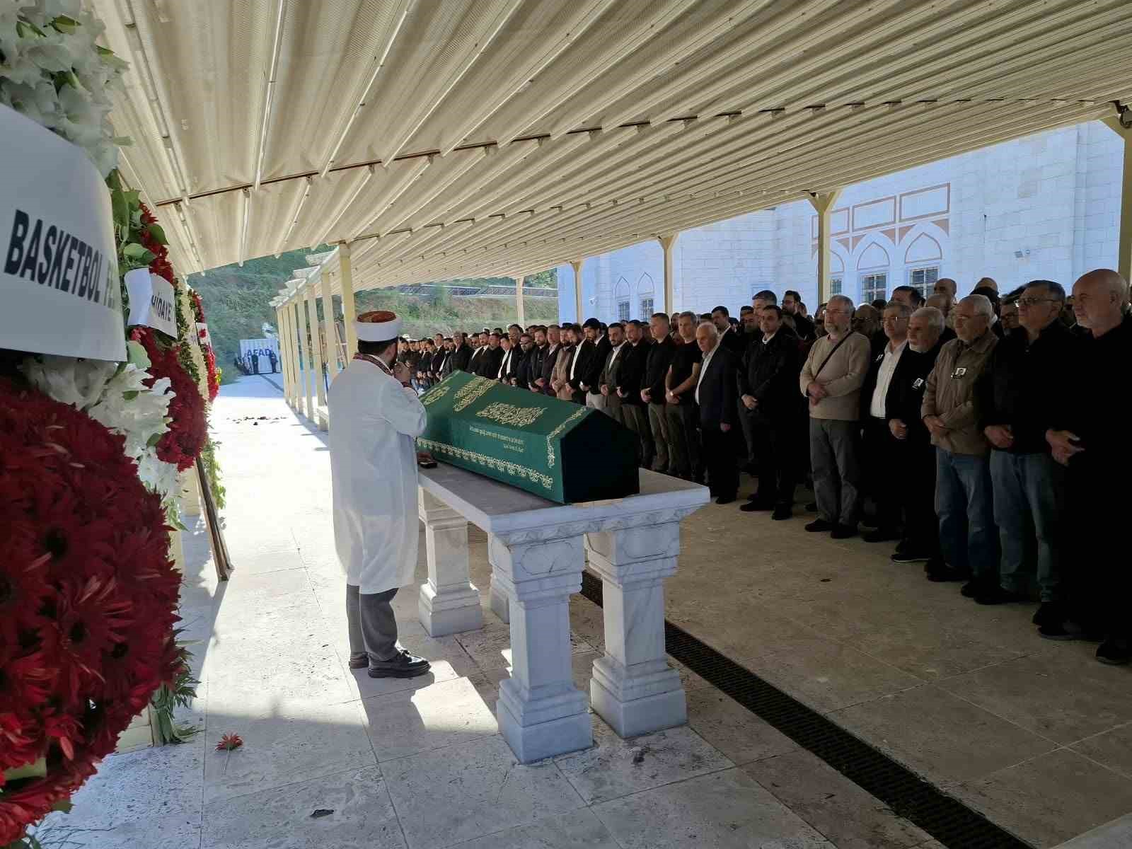 Fon soruşturmasında adı geçen ve Çekmeköy’de aracında ölü bulunan iş insanı toprağa verildi

