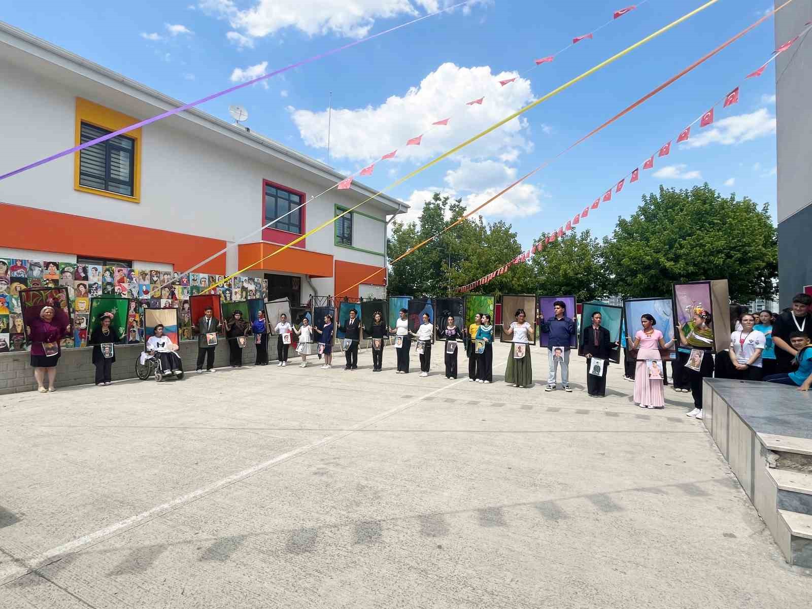 Frida Kahlo’nun eserleri, Bursa’da canlı tabloya dönüştü