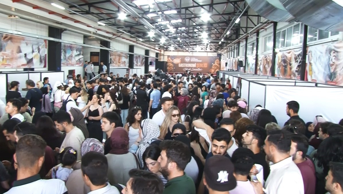 Gastronomi Şenliği’nde sokak lezzetleri şöleni

