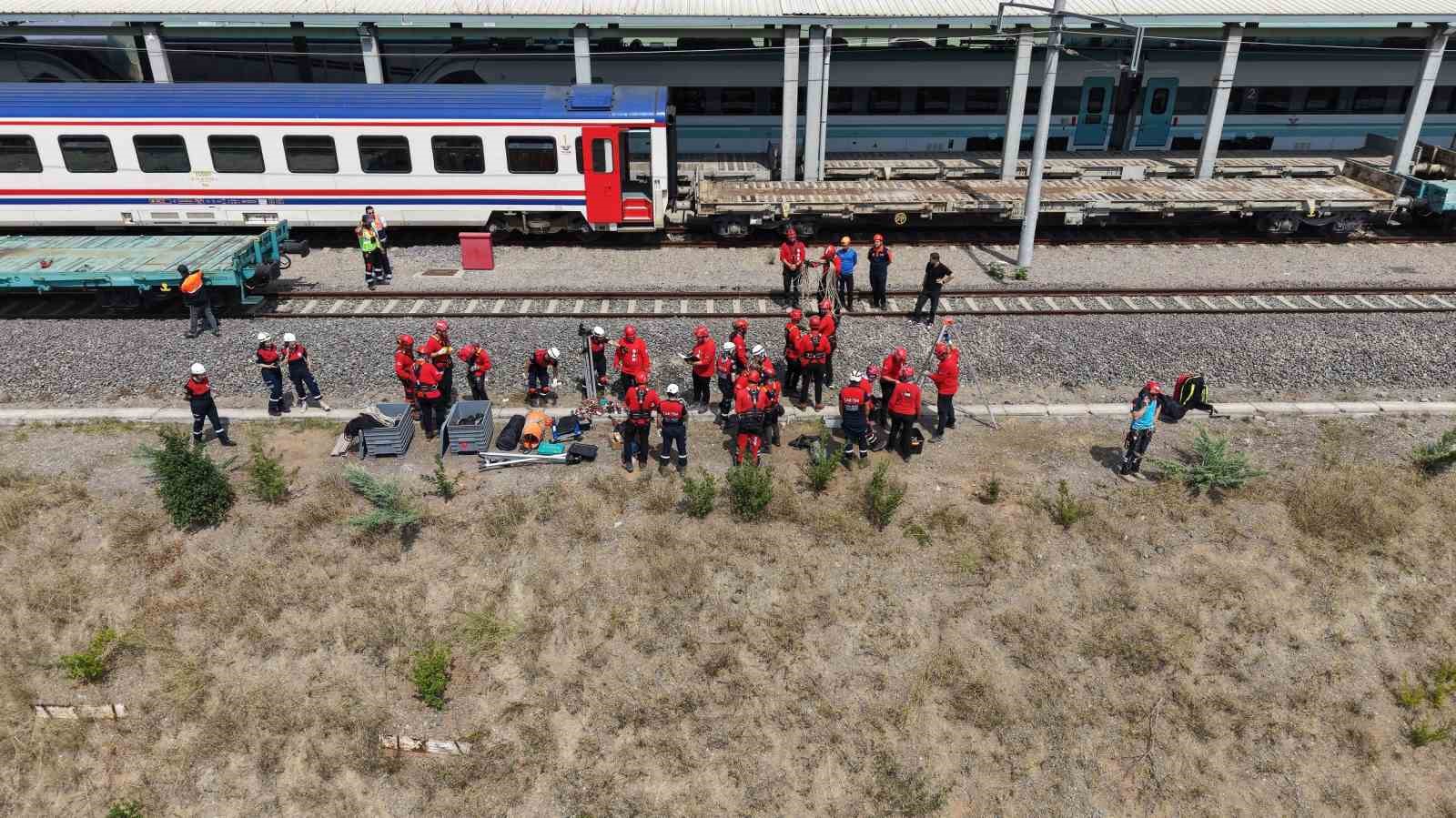 Gebze’de arama kurtarma ekiplerinden tren kazası tatbikatı
