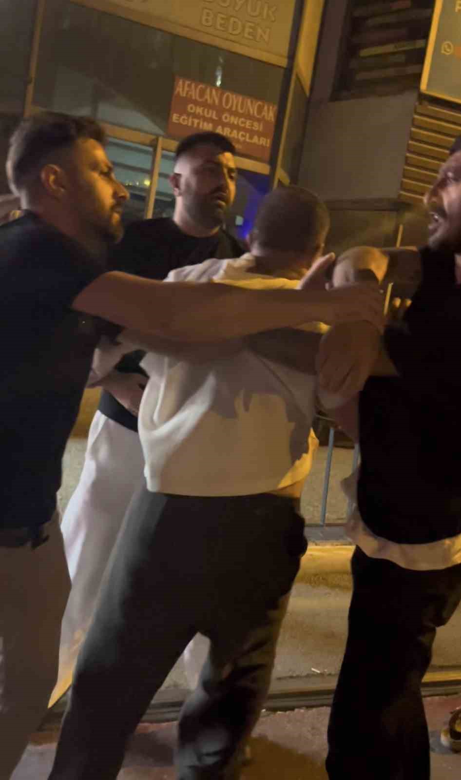 Gece kulübünden çıkıp kavgaya böyle tutuştular… Ayakta zor durdular
