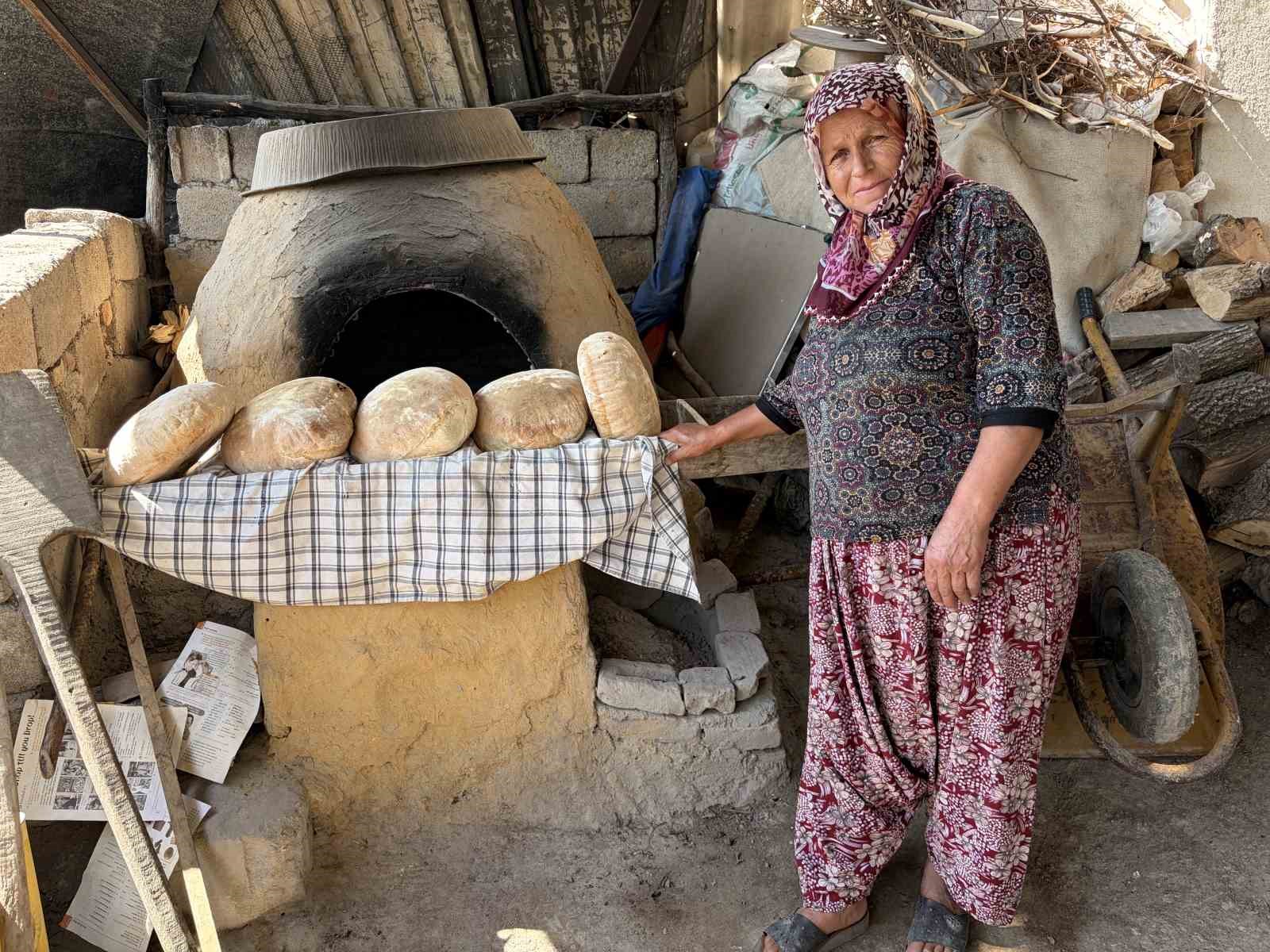 Geleneksel yöntemle yapılan taş fırın ekmeği iştah kabartıyor
