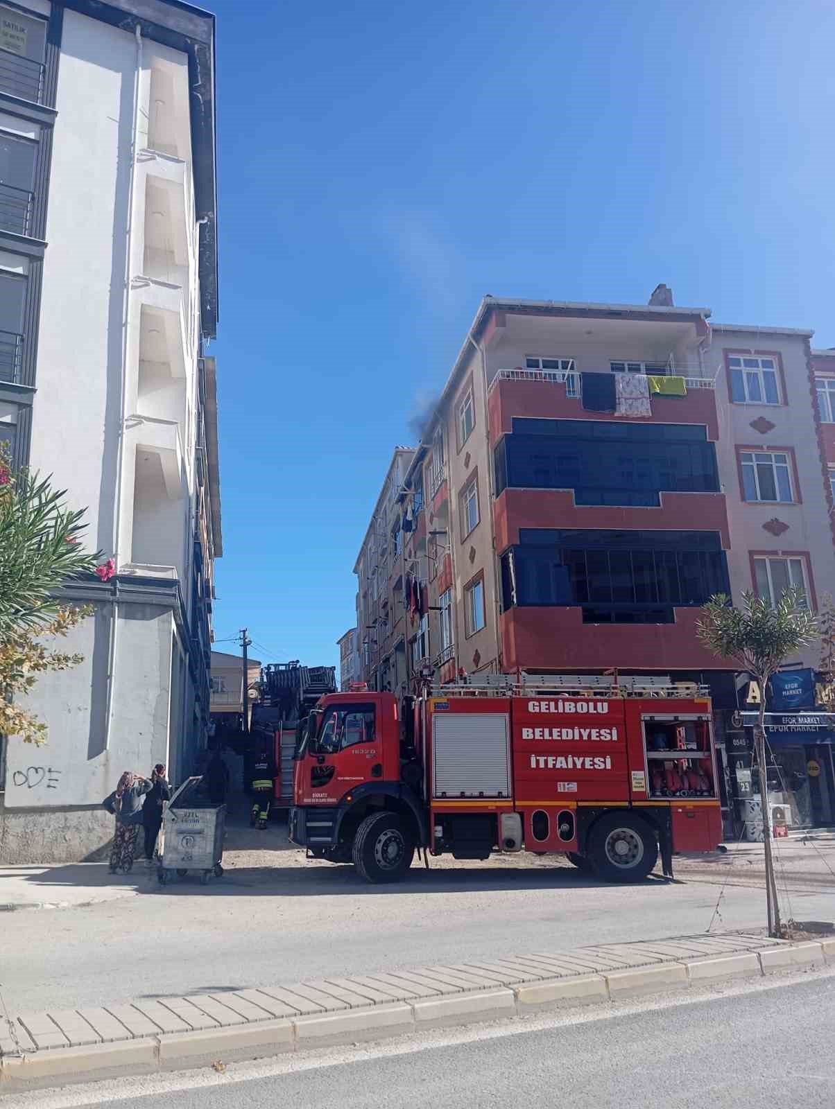 Gelibolu’da bir apartmanın 4’üncü katından çıkan yangın korkuttu

