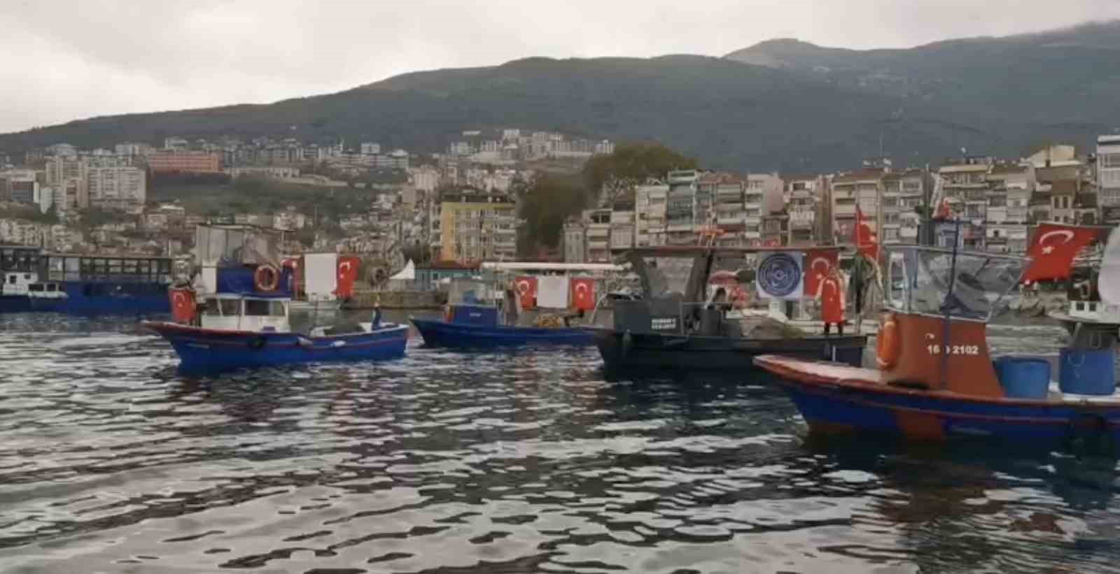 Gemlik’te tekne ve kayıklar Türk bayraklarıyla donatıldı
