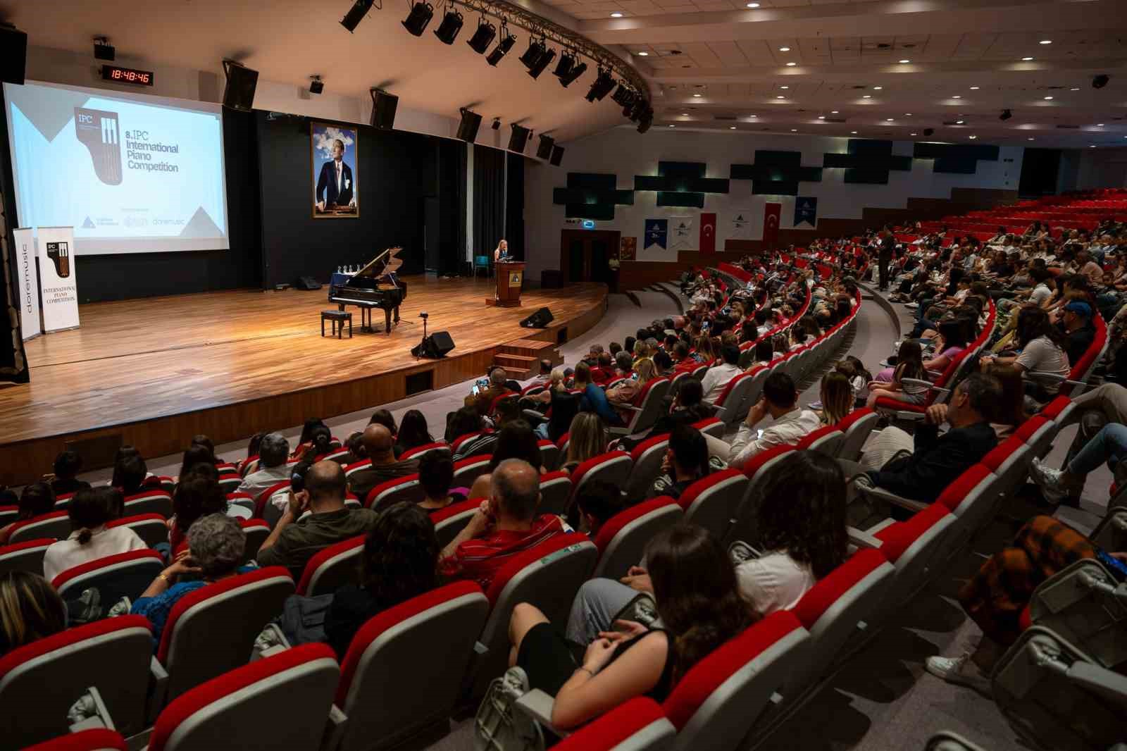 Genç piyanist Defne Sözen’den çifte şampiyonluk
